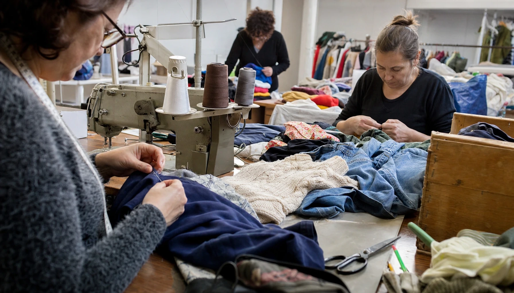 Visuel éditorial photoréaliste sur ID Vets' veut sauver son chantier d'insertion textile: pourquoi cette mobilisation parle aussi de mode, rubrique M...