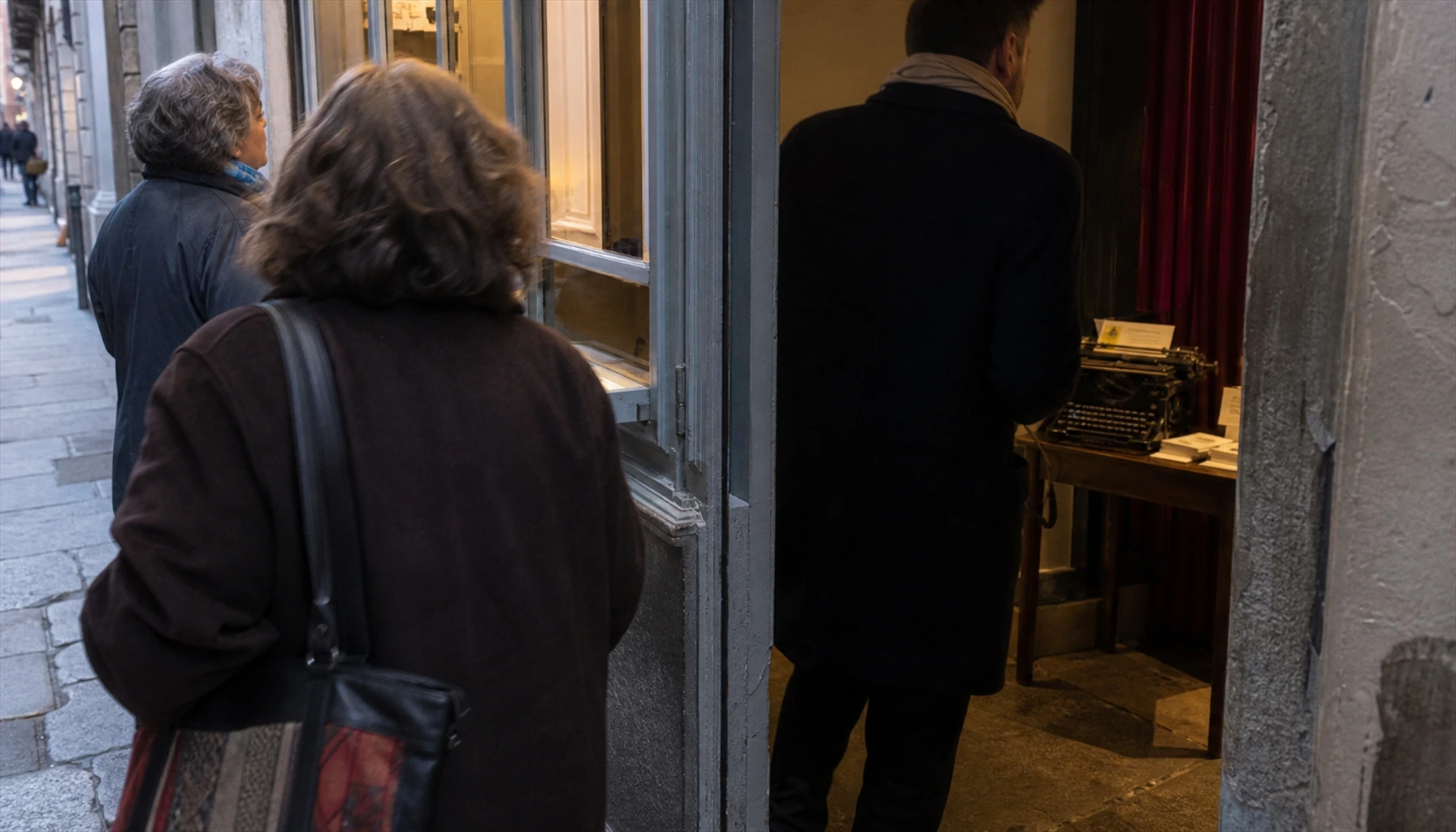 Visuel éditorial photoréaliste sur La Machine de Turing à Lyon: faut-il réserver au Théâtre Comédie Odéon ?, rubrique Culture pour Debydebo